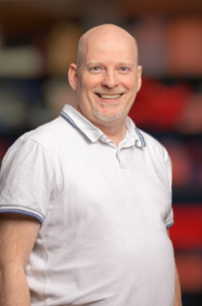 Ein Bild, das Person, Mann, drinnen enthlt.

Automatisch generierte Beschreibung
