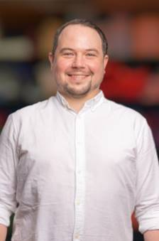 Ein Bild, das Person, Mann, drinnen, stehend enthlt.

Automatisch generierte Beschreibung