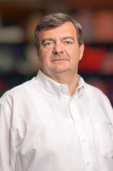 Ein Bild, das Person, Mann, drinnen, stehend enthlt.

Automatisch generierte Beschreibung