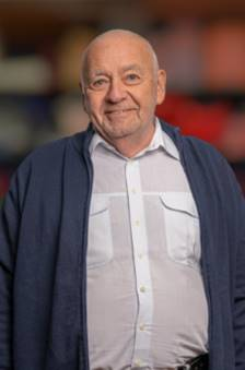 Ein Bild, das Person, Mann, stehend, Anzug enthlt.

Automatisch generierte Beschreibung