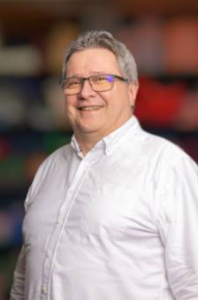 Ein Bild, das Person, Mann, stehend enthlt.

Automatisch generierte Beschreibung