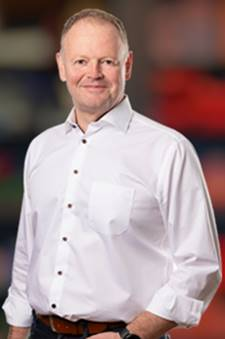 Ein Bild, das Person, Shirt, Kleidung, Stoff enthlt.

Automatisch generierte Beschreibung