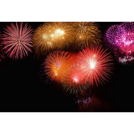 Ein Bild, das Outdoorobjekt, Feuerwerk enthlt.

Automatisch generierte Beschreibung